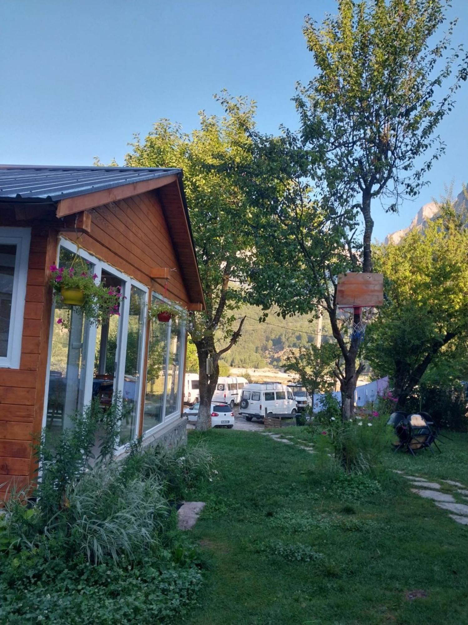Bujtina Arlindi Bed & Breakfast Валбона Екстериор снимка