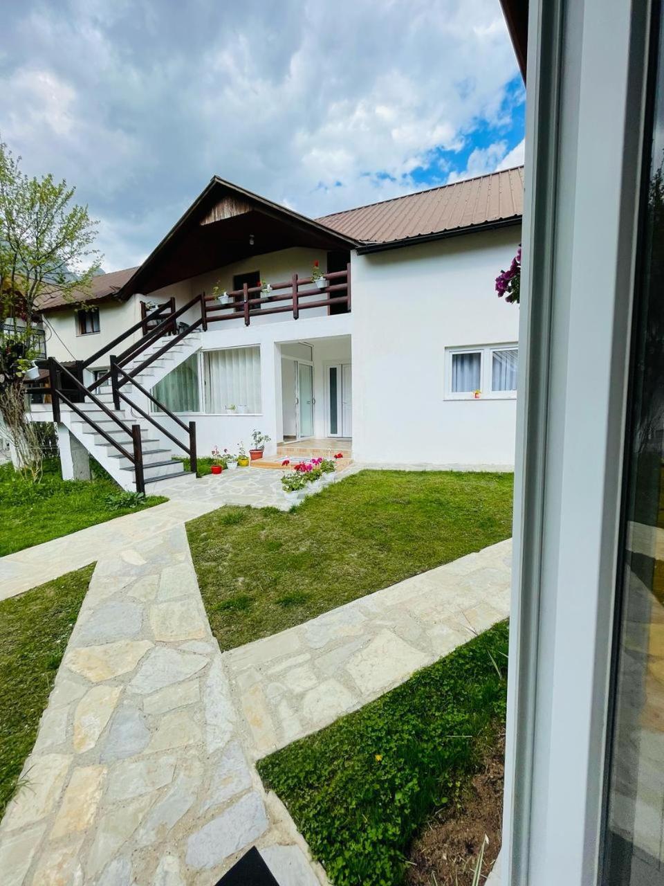Bujtina Arlindi Bed & Breakfast Валбона Екстериор снимка